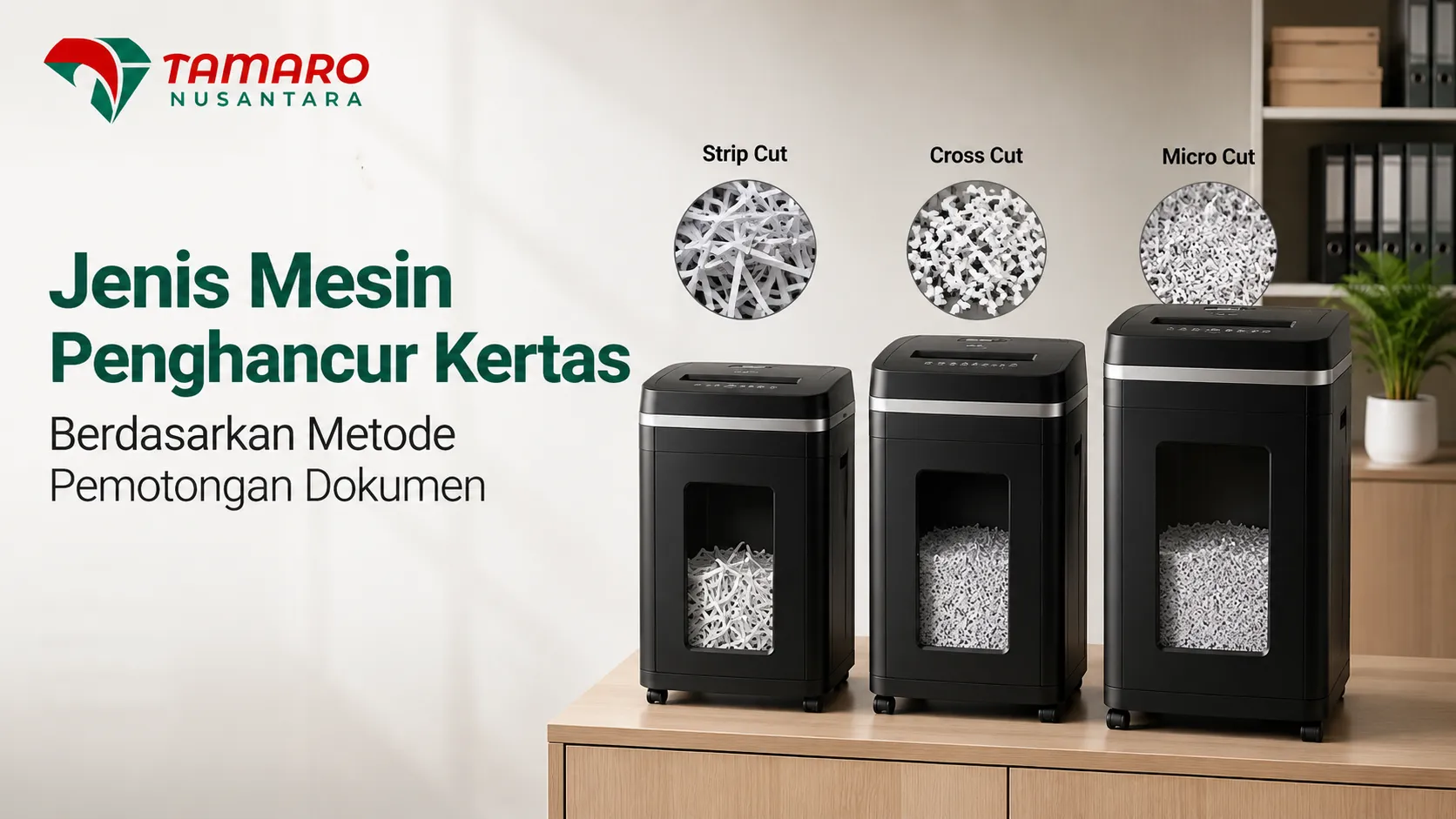 Tiga mesin penghancur kertas hitam di atas meja kayu dengan visualisasi hasil potongan dokumen di atasnya: Strip Cut, Cross Cut, dan Micro Cut. Terdapat logo Tamaro Nusantara serta teks Jenis Mesin Penghancur Kertas Berdasarkan Metode Pemotongan Dokumen.