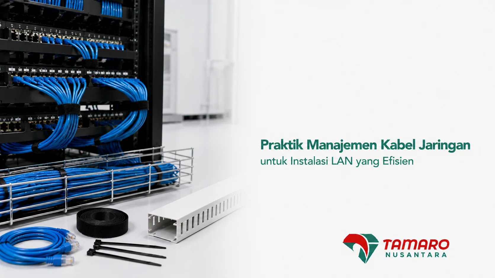 Instalasi jaringan LAN dengan patch panel, cable tray, dan kabel Ethernet yang tertata rapi untuk mendukung manajemen kabel jaringan yang efisien.